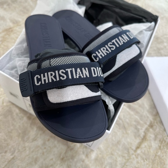 Christian Dior (R)Evolution Slide - Picture 8 of 10